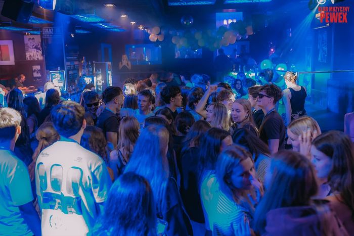 Pełna sala Pewexu w niebieskim świetle