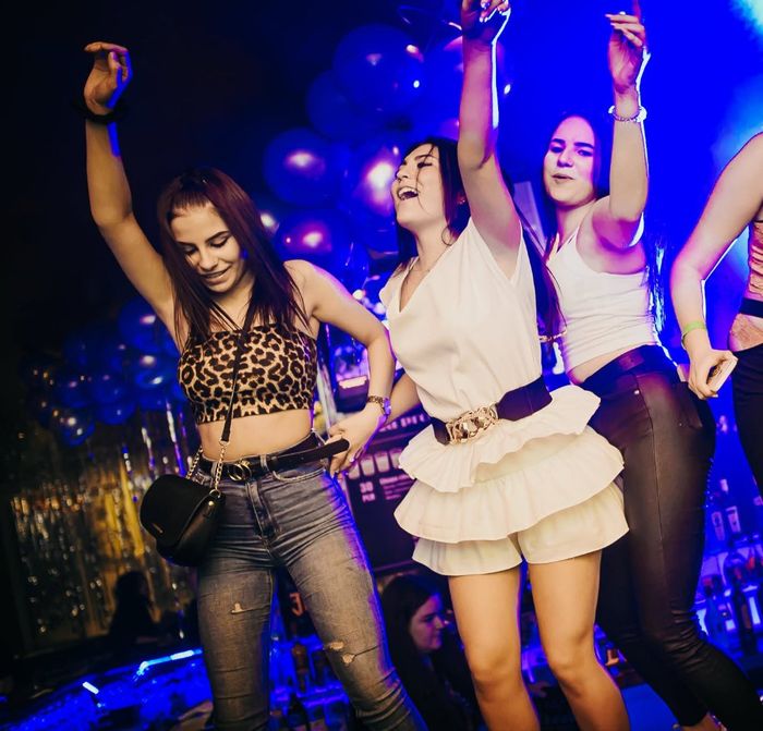 Dziewczyny tańczą na barze w Pewexie